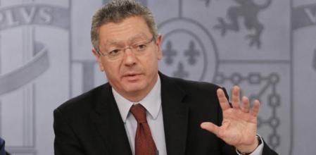 El ministro de Justicia, Alberto Ruiz-Gallardón, durante la rueda de prensa posterior a la reunión del Consejo de Ministros