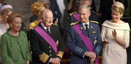 Alberto II y la reina Paola junto al todavía príncipe Felipe y su esposa Matilde durante la misa previa a la coronación