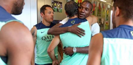 Abidal dio una sorpresa a sus antiguos compañeros