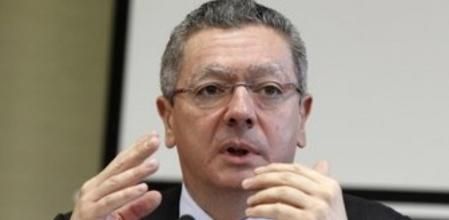 El ministro de Justicia, Alberto Ruiz-Gallardón, durante su intervención en la inauguración del curso de verano de la Universidad Complutense 'Justicia y sociedad' que se celebra en la localidad madrileña de San Lorenzo de El Escorial.