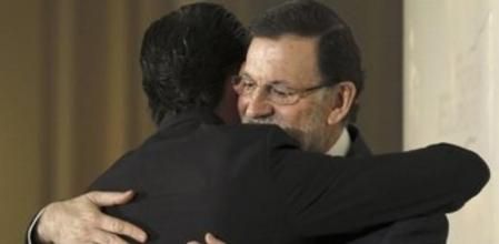 El presidente del Gobierno y del PP, Mariano Rajoy, saluda al presidente de Baleares, José Ramón Bauzá, a su llegada al desayuno informativo organizado por Nueva Economía Fórum y al que han asistido numerosos miembros del Gobierno.