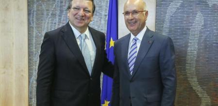 El presidente del comité de gobierno de Unió Democràtica de Catalunya y portavoz de CiU en el Congreso español, Josep Antonio Duran i Lleida conversa con el presidente de la Comisión Europea (CE), José Manuel Durao Barroso