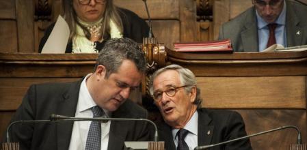 Pleno en el Ayuntamiento de Barcelona. Xavier Trias (der.), alcalde de Barcelona conversa con Joaquim Forn (Izq.)