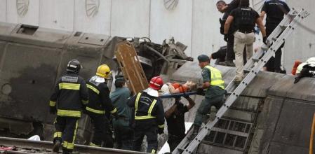 Los servicios de seguridad y emergencias rescatan a una mujer de un vagón del tren accidentado en Santiago