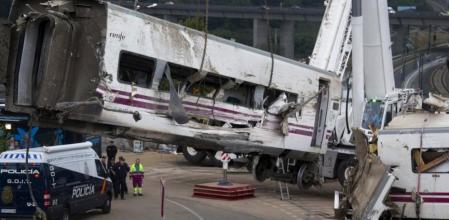 Los servicios de emergencias retiran uno de los vagones del accidente de tren de Santiago de Compostela