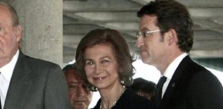 Los Reyes junto al presidente de la Xunta, Alberto Núñez Feijóo (2d), a su llegada esta tarde al Hospital Policlínico de Santiago de Compostela en el que se encuentran ingresados la mayoría de los heridos en el trágico accidente ferroviario