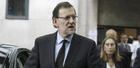 El presidente del Gobierno, Mariano Rajoy, y la ministra de Fomento, Ana Pastor, a la salida del Hospital Clínico de Santiago de Compostela donde han visitado a los heridos del accidente de tren ocurrido anoche en las proximidades de la capital compostelana, en el que han muerto al menos 78 personas, y se han reunido con el personal médico.