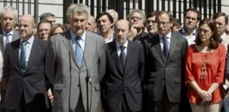 El secretario general del PSOE, Alfredo Pérez Rubalcaba, junto al presidente del Congreso, Jesús Posada, el ministro de Economía y Competitividad, Luis de Guindos, el portavoz del PP en el Congreso, Alfonso Alonso y la portavoz parlamentaria del PSOE, Soraya Rodríguez, durante el minuto de silencio que han guardado hoy los diputados de todos los partidos políticos, en el exterior del Congreso de los Diputados, por el accidente ferroviario de Santiago de Compostela.