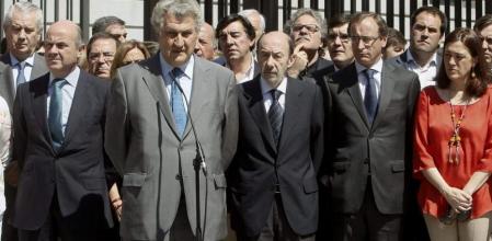 El secretario general del PSOE, Alfredo Pérez Rubalcaba, en el centro, junto al presidente del Congreso, Jesús Posada (2i), el ministro de Economía y Competitividad, Luis de Guindos (i), el portavoz del PP en el Congreso, Alfonso Alonso (2d) y la portavoz parlamentaria del PSOE, Soraya Rodríguez (d), durante el minuto de silencio que han guardado hoy los diputados de todos los partidos políticos, en el exterior del Congreso de los Diputados, por el accidente ferroviario de Santiago de Compostela