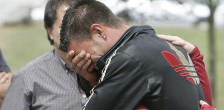 Familiares de las víctimas del accidente ferroviario ocurrido anoche en las inmediaciones de Santiago de Compostela.