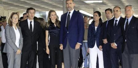 Los Principes de Asturias, junto al presidente de la Xunta, Alberto Núñez Feijóo (2iz.) y la minsitra de Fomento, Ana Pastor,iz., entre otros, a su llegada esta tarde al Hospital Clínico de Santiago de Compostela en el que se encuentran ingresados la mayoría de los heridos en el trágico accidente ferroviario ocurrido a en la capital gallega.
