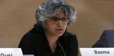 La viuda de Chokri Belaid, Basma Khalfaoui, durante su conferencia en el IEmed