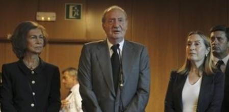 El rey Juan Carlos, junto a la reina Sofía, y la ministra de Fomento, Ana Pastor, durante las declaraciones que ha realizado a la prensa tras la reunión que han mantenido con el equipo médico del Hospital Clínico de Santiago.