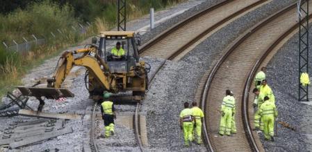 Personal trabaja en el área del accidente del tren de Santiago de Compostela