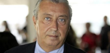 El presidente de Renfe, Julio González Pomar, a su llegada hoy al hospital Clínico de Santiago de Compostela