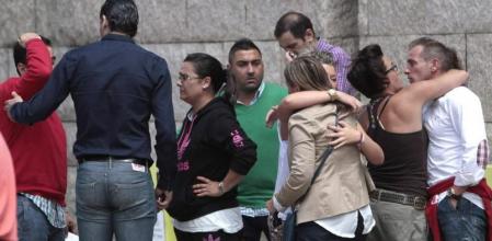 Familiares de las víctimas del tren Alvia, accidentado en las inmediaciones de la estación de tren de Santiago de Compostela