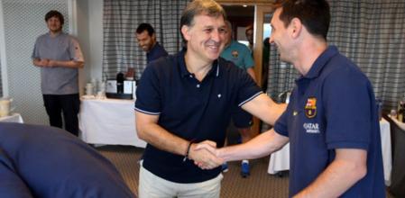 El saludo entre Martino y Messi.