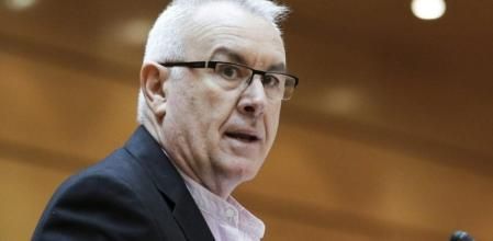 El coordinador general de IU, CayoLara, durante un pleno del Congreso