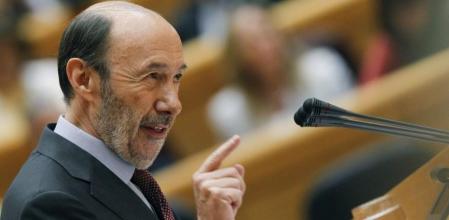 Rubalcaba interviene durante la comparecencia de Rajoy