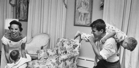 Ethel y Robert F. Kennedy juegan con sus hijos en 