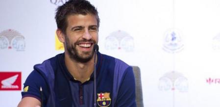 Piqué e Iniesta comparecieron en rueda de prensa al llegar a Tailandia