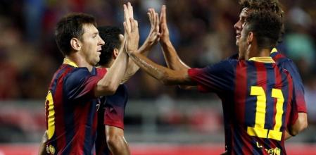 El futbolista argentino del FC Barcelona Lionel Messi (i) celebra con sus compañero Neymar (d) un tanto marcado durante un partido amistoso que el equipo disputó contra la selección tailandesa, en el Estadio Nacional de Rajamangala, en Bangkok (Tailandia), hoy, miércoles 7 de agosto de 2013