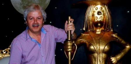 El propietari de La Bruixa d'Or al costat del seu talismà; la bruixa