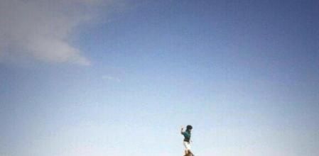 Esperxats de l'Estany alçant un pilar de quatre dins l'estany de Banyoles