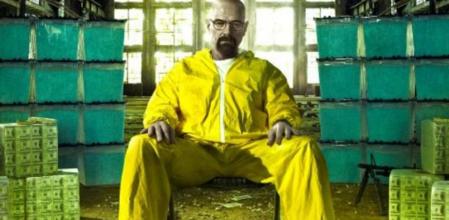 Walter White (Bryan Cranston), con el mono amarillo que usa para 'cocinar' metanfetamina azul