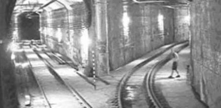 Uno de los grafiteros en el interior de la parada de metro de La Pau