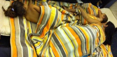 Una família de afectados duerme en el suelo del aeropuerto de Dubrovnik