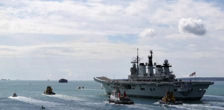 Buques de guerra británicos salen desde el puerto de Portsmouth, Inglaterra, hacia el Mediterráneo con el fin de llegar a Gibraltar 