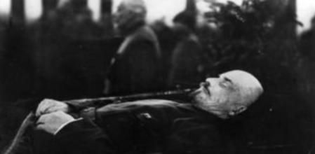 La momia de Lenin, expuesta en el Kremlin en 1924, muy poco después de la muerte del líder revolucionario bolchevique.