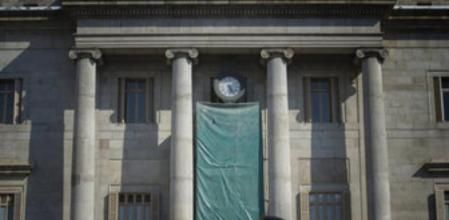 Una lona tapaba ayer la placa sobre el balcón del Ayuntamiento