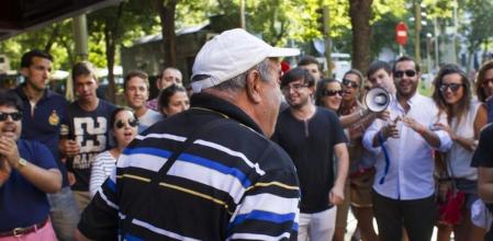 Un anciano afectado por las preferentes se enfrenta a un reducido grupo de miembros de Nuevas Generaciones del PP, que acudieron a la Audiencia Nacional a apoyar a la secretaria general de su partido