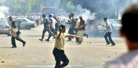 Partidarios del depuesto presidente egipcio Mohamed Morsi se enfrentran a sus opositores durante una manifestación en el centro de El Cairo