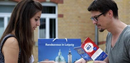 Frank Strese (d), un peluquero, aconseja a la española Cristina Ortiz Bellostas en la cámara de oficios de Leipzig