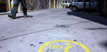 Señal horizontal para disuadir a las personas que orinen en la calle, en una de las entradas a la plaza del Mercado de Manresa