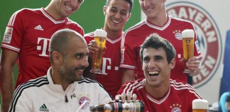 Josep Guardiola sirviéndose junto a Arjen Robben, Thiago Alcantara y Bastian Schweinsteiger