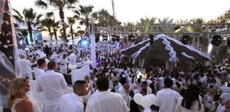 Fotografía facilitada por el club de lujo Nikki Beach, en la zona del Elviria en Marbella, de la fiesta de inauguración en el local, donde todos los invitados van vestidos de blanco. Marbella, considerada referente del lujo y el glamour, ofrece una alternativa de ocio con clubes de playa o una discoteca al aire libre en la montaña para los bolsillos más pudientes y en la que las fiestas del champán, la gastronomía, la moda o el arte son los protagonistas en la temporada estival.