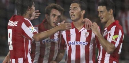 Los jugadores del Athletic de Bilbao felicitan a De Marcos (2-d) tras marcar el segundo gol ante Osasuna