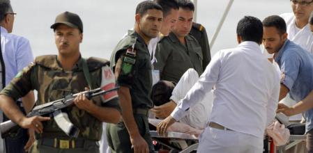 Hosni Mubarak, tumbado en una camilla durante su traslado al juzgado en agosto