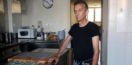 Josep Camps, una de las primeras personas que entró a vivir en la Residència de la Fundació Rosa Oriol, en la cocina comunitaria