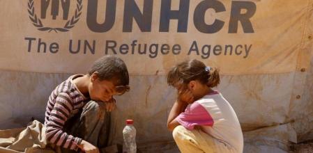 Fotografía de archivo tomada el 27 de agosto de 2012 que muestra a dos niños sirios jugando en el campo de refugiados de Zaatari en Mafraq, en Jordania