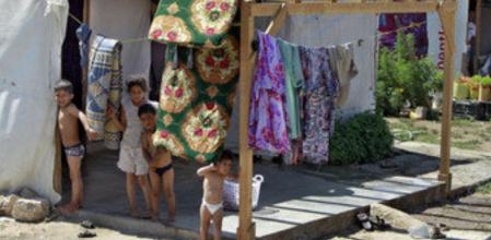 Niños sirios refugiados en una de las tiendas que proliferan en un campo temporal de refugiados en el Líbano