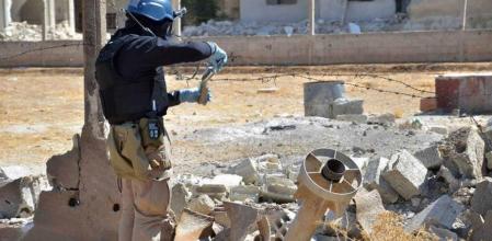Un investigador de la ONU analiza muestras de un proyectil en una de las zonas donde se registro el supuesto ataque con armas químicas en Siria
