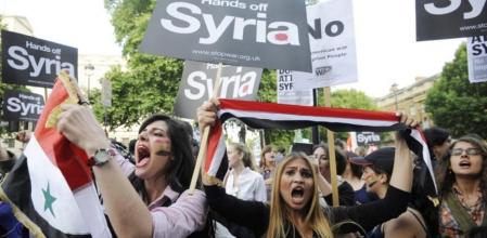 Varias personas participan en una manifestación en contra de la intervención en Siria en las inmediaciones de Downing Street, Londres
