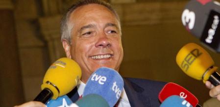 El primer secretario del PSC, Pere Navarro, declara en los pasillos del Parlament, en Barcelona