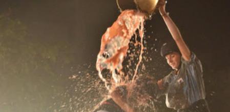 La canalla dels Borinots en el moment de trencar el tradicional Handi