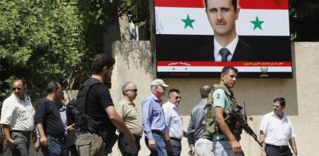 Ake Sellstrom, en el centro con gorra, jefe de la delegación de la ONU, llegando al hospital militar de Yusef al Azma en Damasco